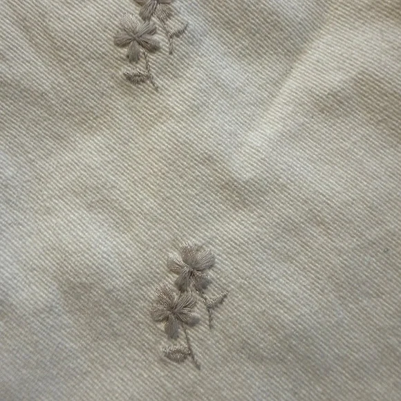 Seven7 90s straight jean. Cream with stylish Floral Embroidery - Picture 6 of 6